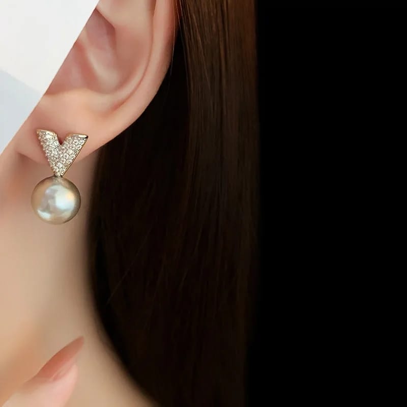 V shape freshwater pearl earrings